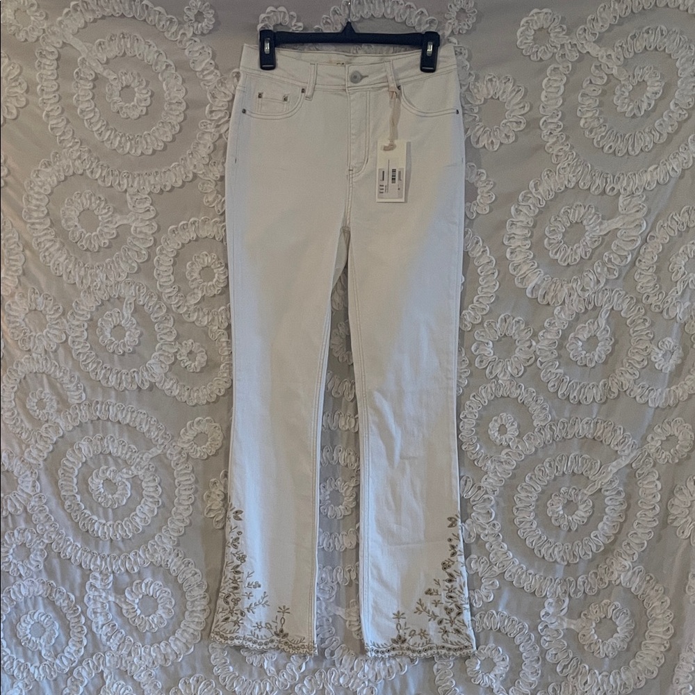 CHARLIE B White Jeans with Floral Embroidery Bell Bottom